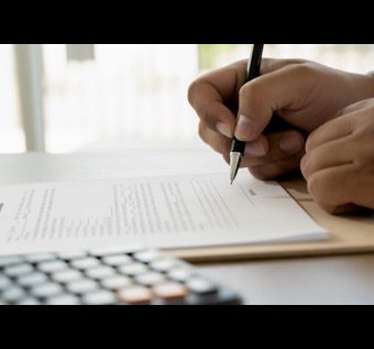 Documentos e matrícula sobre a mesa