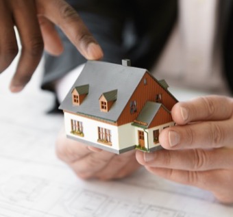 Plano de regularização sobre a maquete do empreendimento
